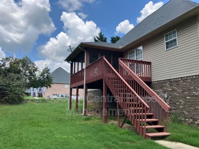 Building Photo - 710 Small Lake Dr