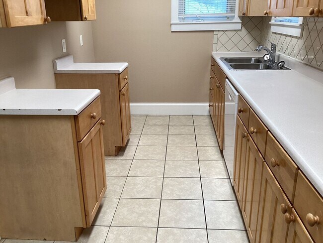 Building Photo - 210 Monroe St 4BR/1.5BA (Middletown)
