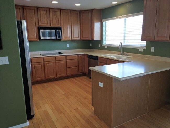 Building Photo - Beautiful 4 Bed 2.5 Bath + High Quality Up...