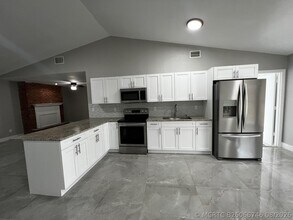 Building Photo - 1310 SW Bellevue Ave