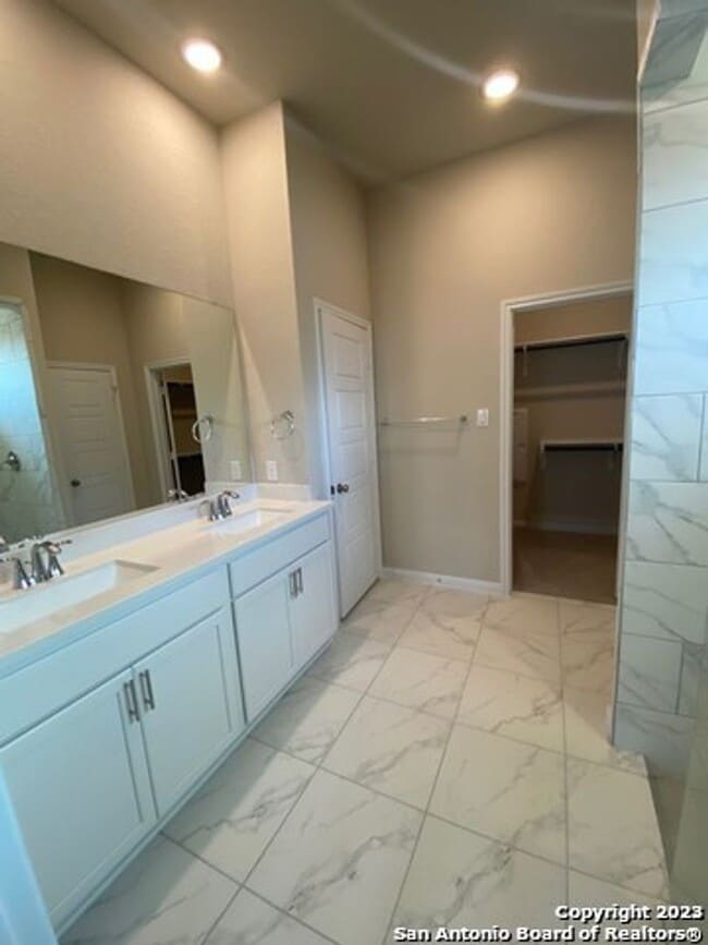 Building Photo - 3 bedroom 2 bathroom located in Overlook a...
