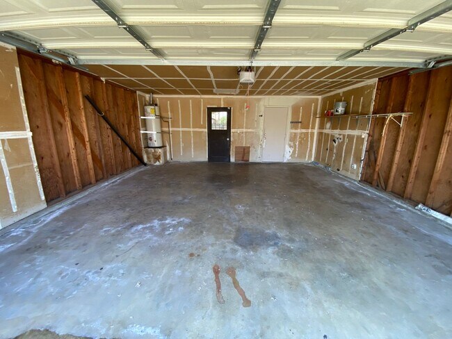 Foto del edificio - North Visalia Townhome Available Now