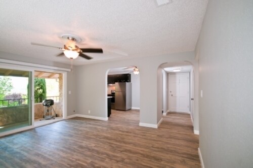 Foto del edificio - 320 Hilltop Dr