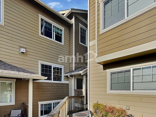 Building Photo - 7337 Rainier Dr