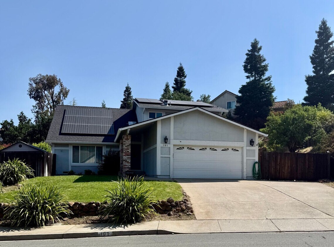 Foto principal - Beautiful 4-Bedroom, 3-Bath Home with Pool...