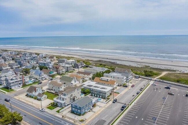 Foto del edificio - BEACH BLOCK - 2 Bed / 1 Bath - WINTER RENT...