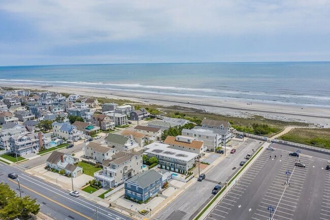 Building Photo - BEACH BLOCK - 2 Bed / 1 Bath - WINTER RENT...