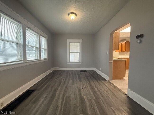 Foto del edificio - 3058 W 116th St