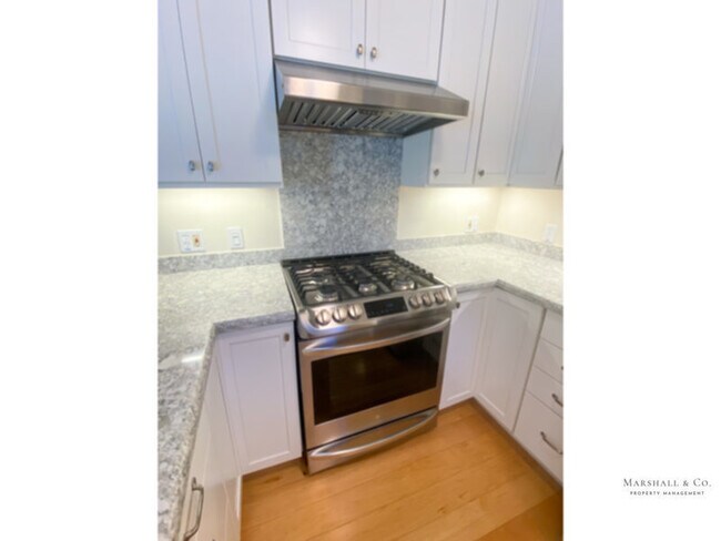 Building Photo - PRIVATE AND QUIET 4 br/2 ba HOME with Stun...