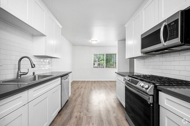 Building Photo - 6133 Whitsett Ave