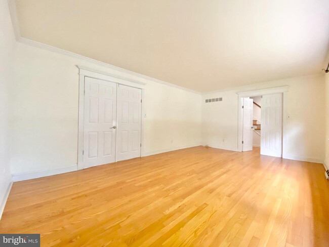 Building Photo - 919 Schoolhouse Ln