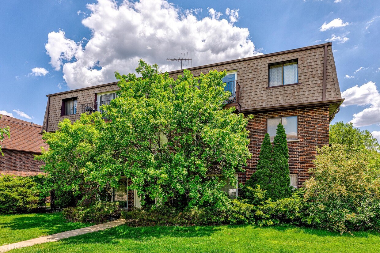 Primary Photo - 1220 Whispering Hills Ct