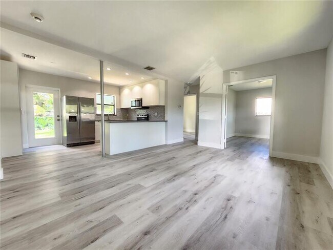 Foto del edificio - 1325 NW 11th Ct