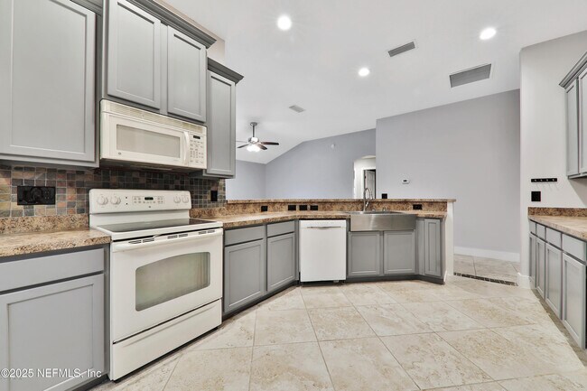 Foto del edificio - 2462 Creekfront Dr
