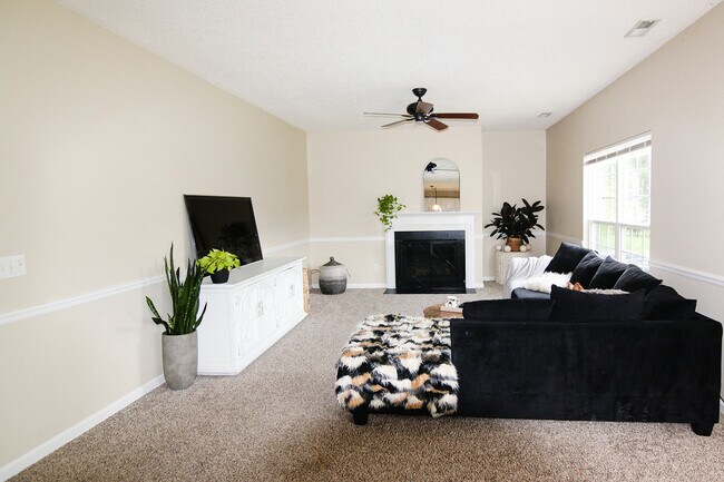 Family room - 905 Fulworth Ave