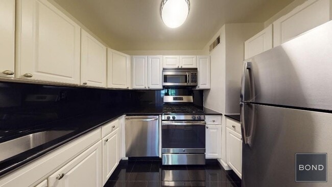 Building Photo - 220 E 63rd St