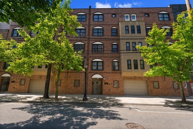 Building Photo - 218 Jackson St