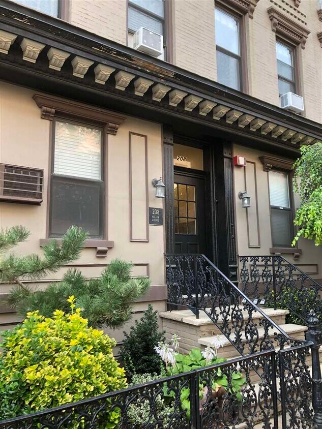 Primary Photo - 208 Willow Ave