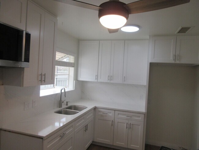 Foto del edificio - Charming 4-Bedroom Home in Granada Hills –...