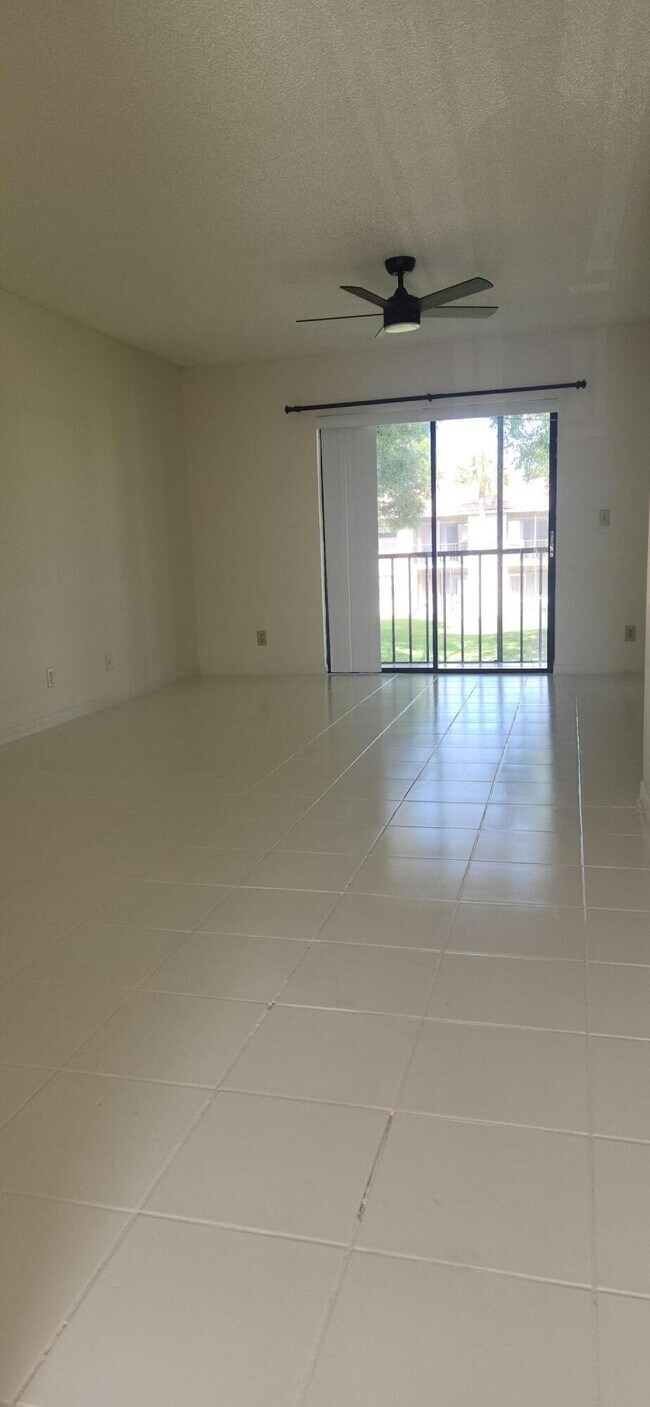 Foto del edificio - 6832 Palmetto Cir S