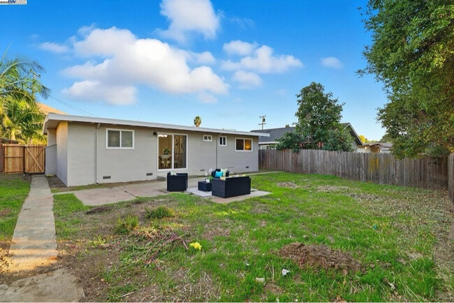 Building Photo - 38345 Timpanogas Cir