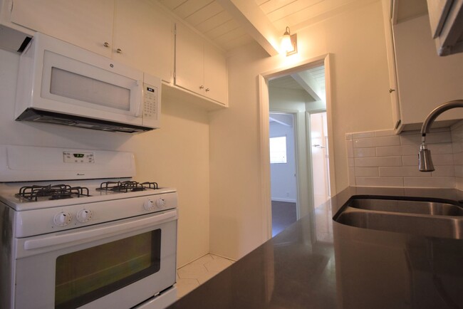 Building Photo - 6125 Whitsett Ave