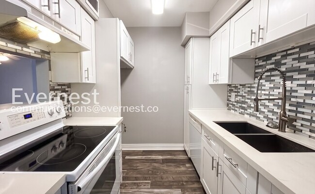 Building Photo - 2 Bed/2 Bath Condo with Modern Amenities / Available Now!