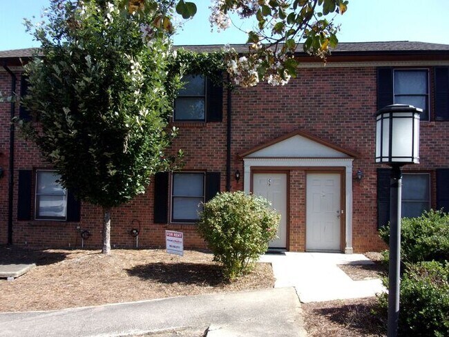 Building Photo - Fully Renovated 2 Bedroom 1 1/2 Bath Townh...