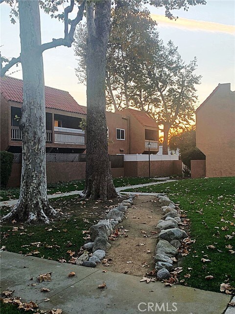 Foto del edificio - 6600 Warner Ave