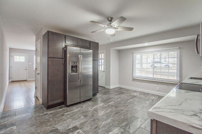 Foto del edificio - Pet Friendly Renovated Two Bedroom