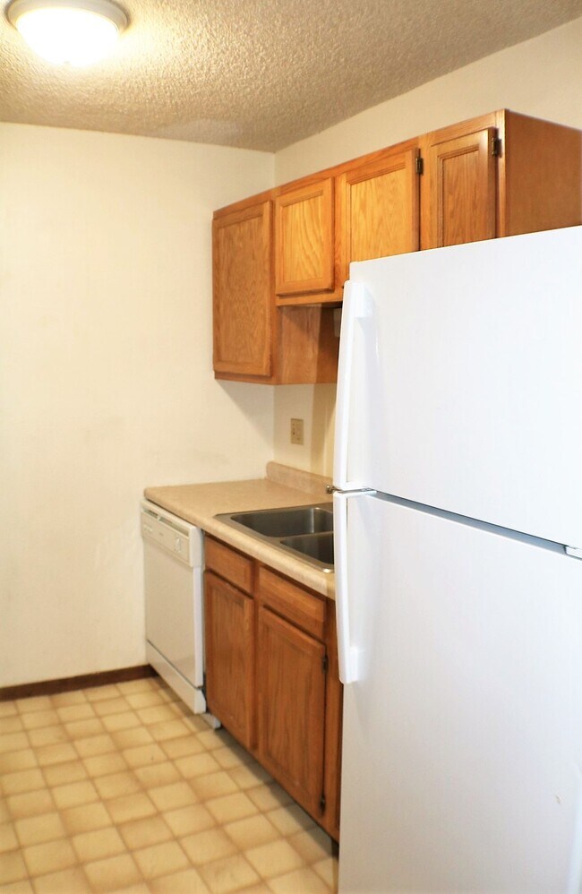 Building Photo - 415 Woodside Dr
