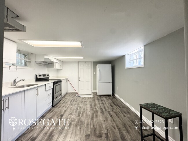 Photo du bâtiment - Pet-Friendly Walkout Studio Basement with In-Unit Laundry – East York