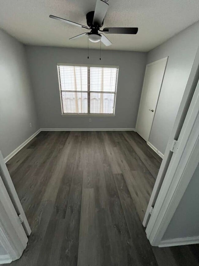 Building Photo - Cute 2 bedroom 1 bathroom condo! Freshly painted! New flooring!