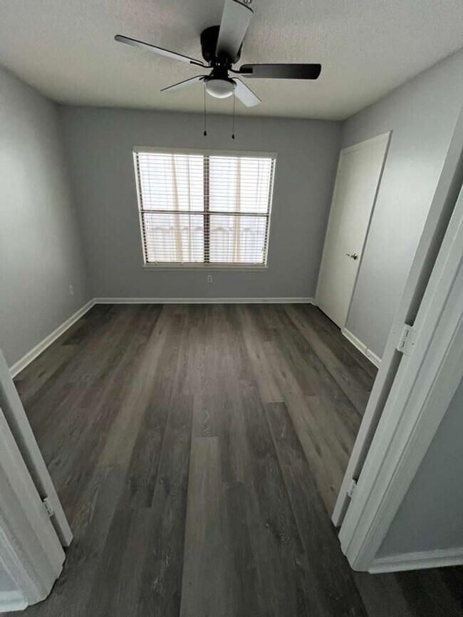 Foto del edificio - Cute 2 bedroom 1 bathroom condo! Freshly painted! New flooring!