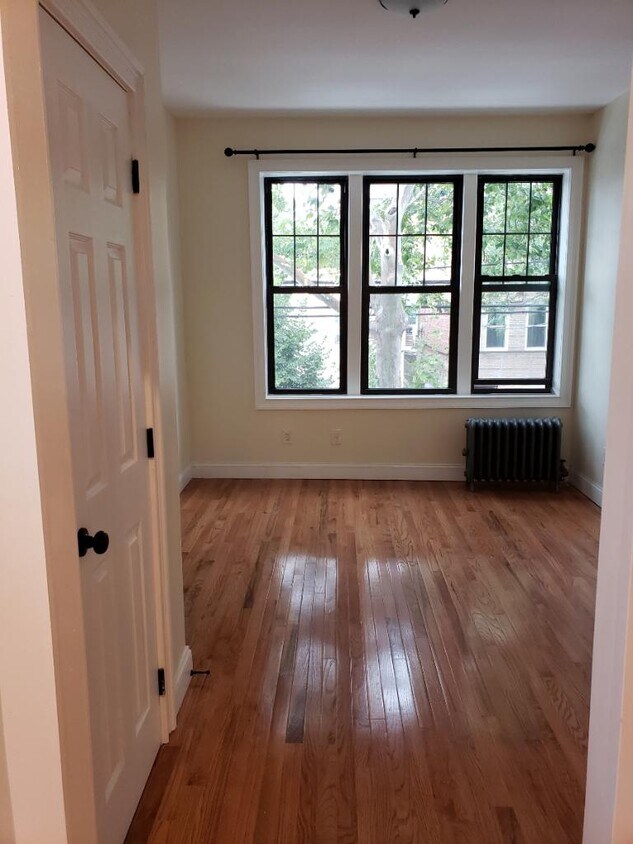 BEDROOM 1/HARDWOOD - 2150 Chatterton Ave