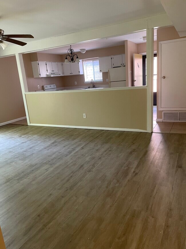 Foto del edificio - 706 Meadow Woods Ln