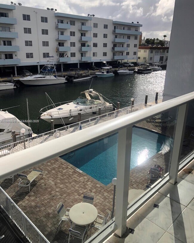 Foto del edificio - 3868 NE 169th St