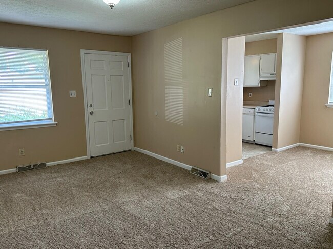 Building Photo - 1350 Dix Dr