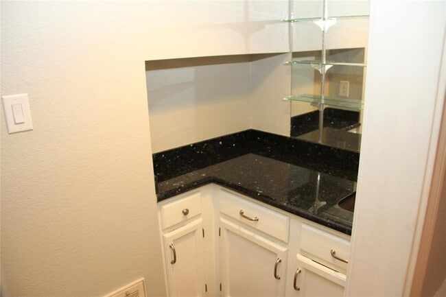 Building Photo - 7447 Cambridge St