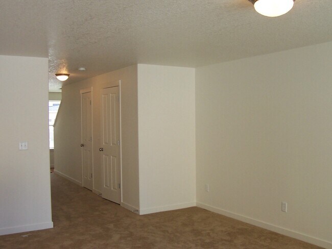 Foto del edificio - Available 3/23! Spacious 3 Bed/2.5 Bath Home in VAN MALL Area!