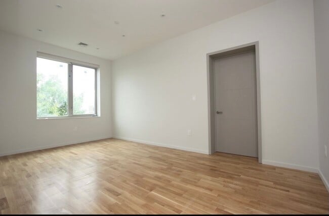 Building Photo - 77 W 126th St
