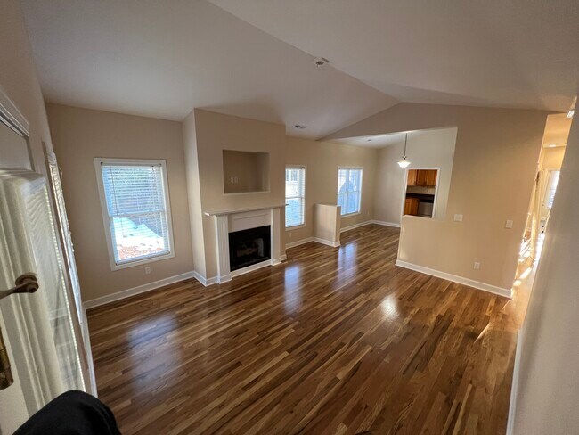 Foto del edificio - 457 Toms Hill Dr