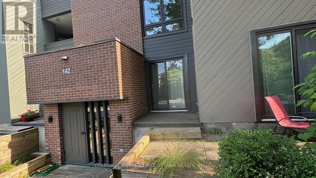 Building Photo - 142 Waverley St