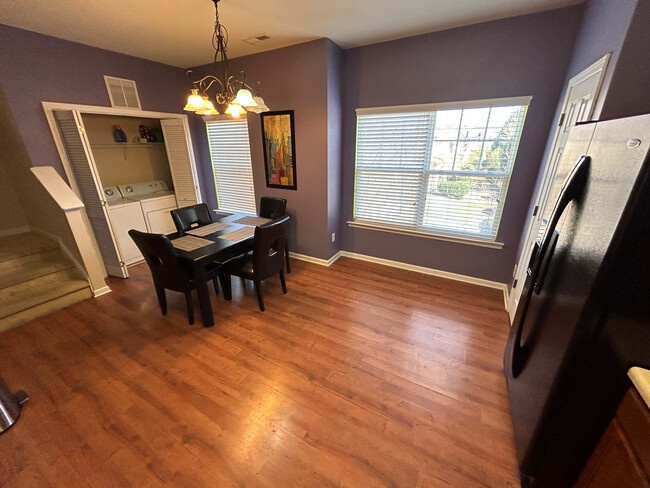 Foto del edificio - Room in Townhome on Linden Park Ln