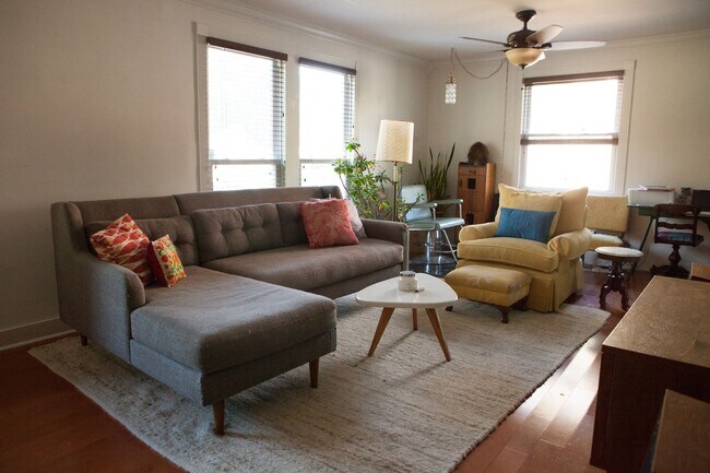 Foto del edificio - 2 Bed/ 1 Bath Cottage in East Nashville, Walking Distance to Riverside Village, Fenced Yard