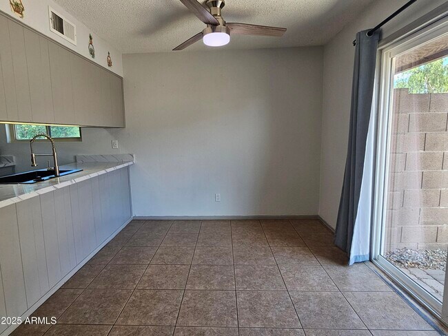 Foto del edificio - 1622 W Village Way