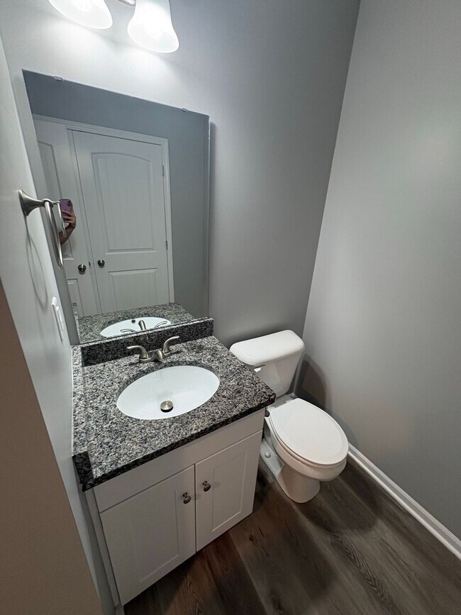 Building Photo - Inviting 3 Bedroom Townhome with Functional Layout