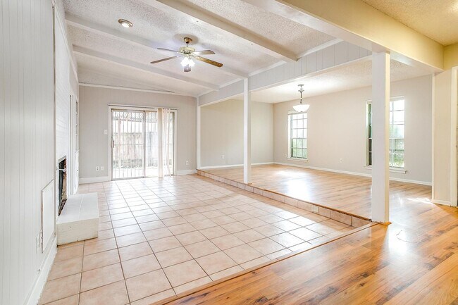 Building Photo - One Side of Duplex SW Fort Worth- 3 Bed, 2...