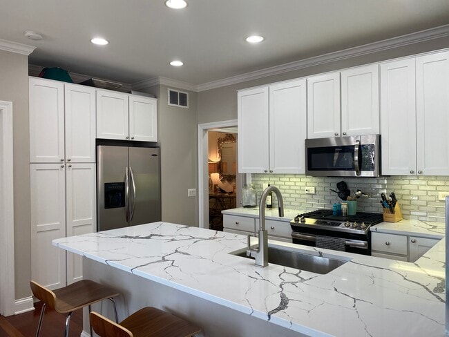 Building Photo - 1056 W Lawrence Ave