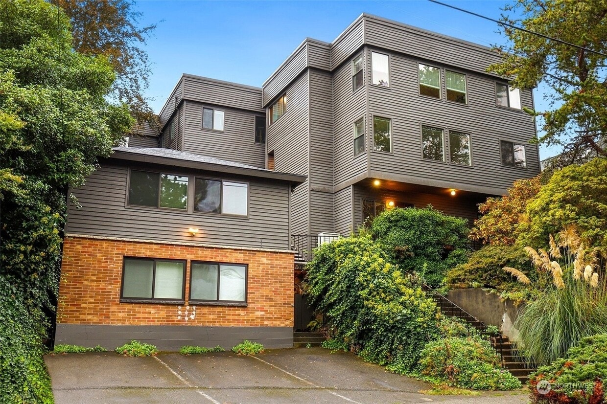 Photo - 4111 Whitman Ave N (Seattle, WA)